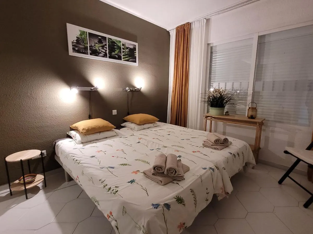 Luxurious Seaview Apartment 6P, 卡拉德米哈斯